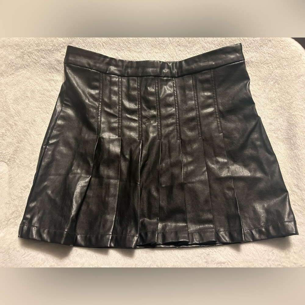 Faux leather pleated mini skirt | Size: M